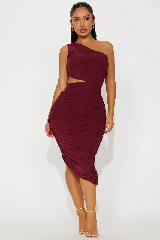 Dinner In Venice Ruched Midi Dress - Burgundy