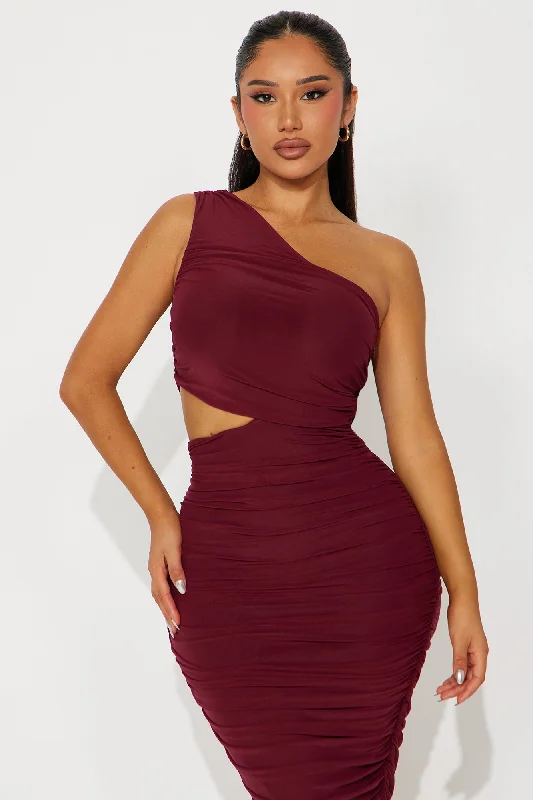 Dinner In Venice Ruched Midi Dress - Burgundy