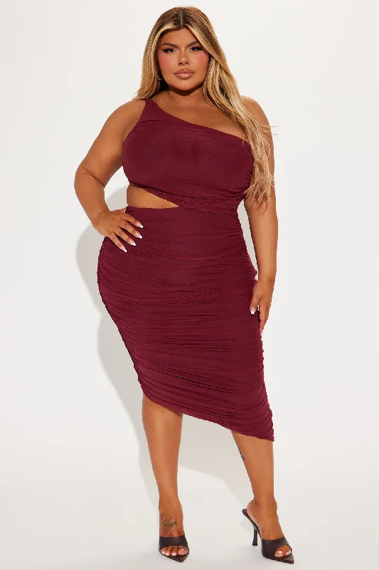 Dinner In Venice Ruched Midi Dress - Burgundy