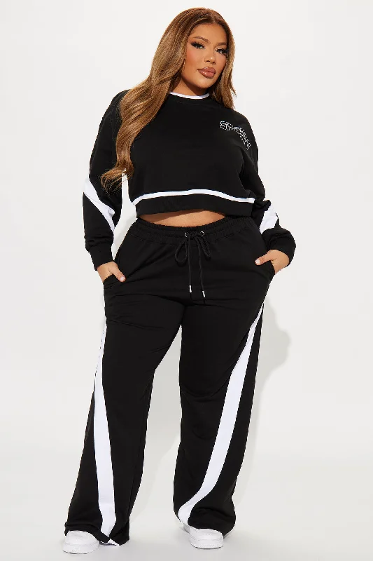 Sporty And Flirty Cropped Sweatshirt - Black/White